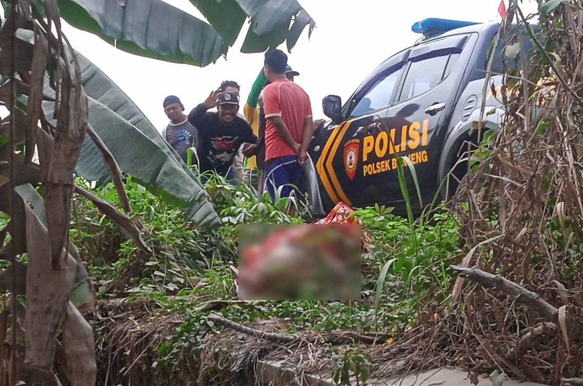 Polisi mendatangi lokasi penemuan mayat wanita dalam tas di Benjeng, Gresik (Foto / Metro TV)