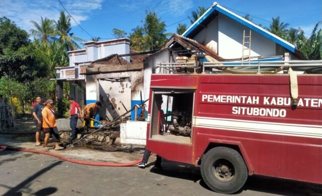 Petugas pemadam kebakaran Situbondo melakukan pembahasan usai api yang membakar kios berhasil dipadamkan (Foto / Metro TV)