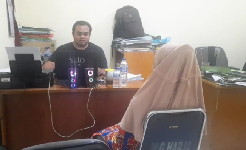 YN menjalani pemeriksaan usai memotong kemaluan suaminya (Foto / Istimewa)