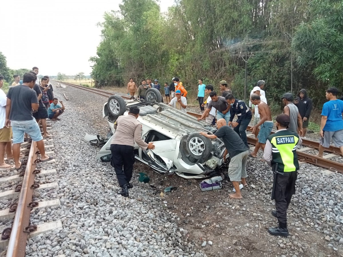 Agya Ringsek Disambar Kereta di Madiun, Pengemudi Selamat