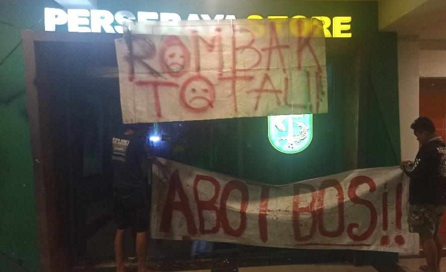 Kecewa Dipermalukan PSM Makassar, Bonek Geruduk Persebaya Store di Sutos