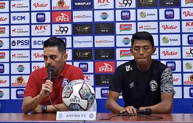 Pelatih Arema FC, Javier Roca meminta maaf kepada Aremania (Foto / Istimewa)