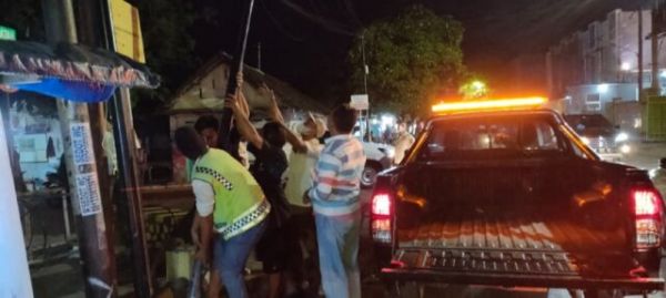 Satpol PP Kota Pasuruan Tertibkan Tiang Jasa Layanan Internet Tak Berizin