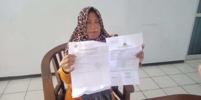 Nurul menunjukkan surat bukti laporan ke polisi (Foto / Istimewa)