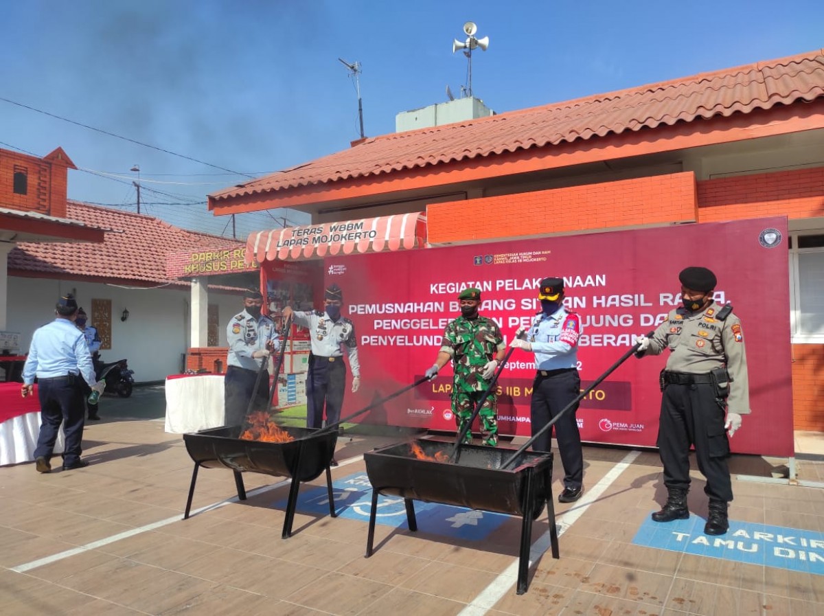 Proses pemusnahan barang saat dari napi di Lapas Mojokerto (Foto / Metro TV)