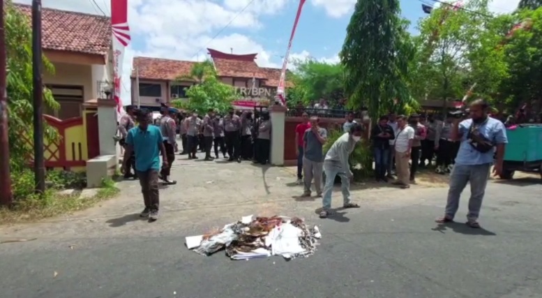 Warga membakar sertifikat tanah di depan kantor BPN Sumenep sebagai bentuk protes mafia tanah (Foto / Metro TV)