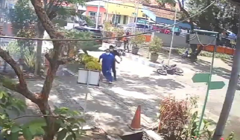 Tangkapan layar CCTV saat pelaku melemparkan bondet kepada korbannya (Foto / Metro TV)