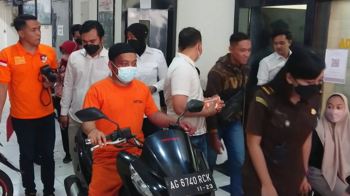 Tersangka Aris Dwi Bintoro menjalani rekonstruksi kasus pemerkosaan korban kecelakaan (Foto / Metro TV)