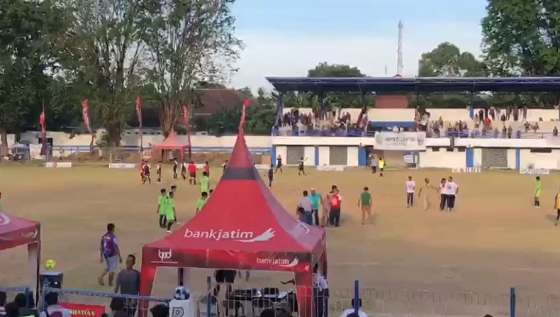 Sepak bola antar pelajar di Sutubondo ricuh (Foto / Metro TV)