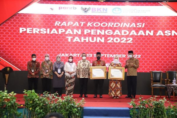 Komitmen Penuhi Kebutuhan Guru, Bupati Bojonegoro Raih Penghargaan dari Menpan RB dan Mendikbudristek