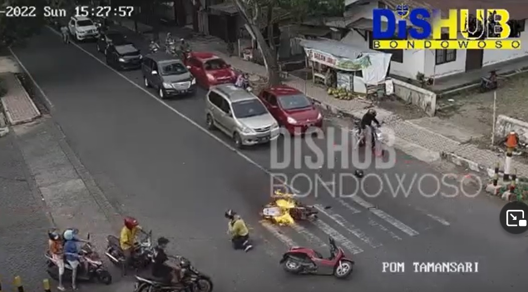  Motor terbakar setelah terlibat kecelakaan di Jalan Kis Mangunsarkoro, tepat di simpang tiga depan SPBU Tamansari, Kelurahan Tamansari, Kabupaten Bondowoso/metrotv