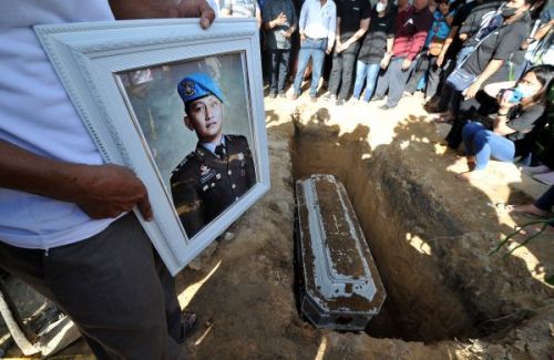 Proses pemakaman peti jenazah Brigadir J di  TPU Sungai Bahar Unit 1, Kabupaten Muaro Jambi, Provinsi Jambi (Foto / Metro TV)