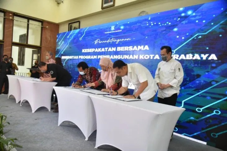 Wali Kota Surabaya Eri Cahyadi saat menandatangani kesepakatan bersama sinergitas program pembangunan Kota Surabaya dengan 20 perguruan tinggi swasta di Balai Kota Surabaya, Selasa (13/9/2022).  (ANTARA/HO-Diskominfo Surabaya)