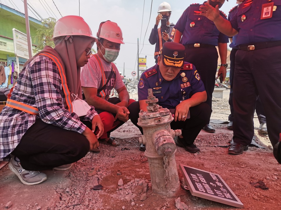 Kepala Dinas Damkarla Gresik Agustin Halomoan Sinaga saat melihat temuan hidran peninggalan Belanda (Foto / Istimewa)