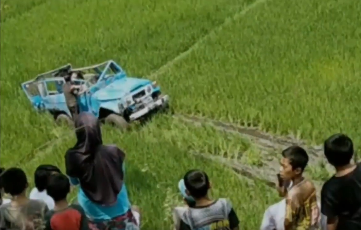 Jeep Wisatawan Pemandian Pacet Terjun ke Sawah