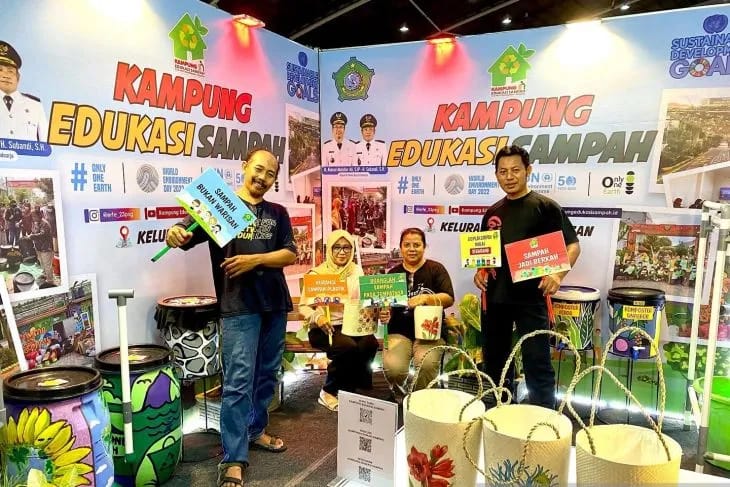 Pengunjung berswafoto di Stan Kampung Edukasi Sampah RT 23 RW 07 Kelurahan Sekardangan, Sidoarjo, dalam pameran inovasi pengelolaan lingkungan hidup di Jatim International Expo Convention Exhibition Surabaya. (ANTARA/Dok Pribadi)