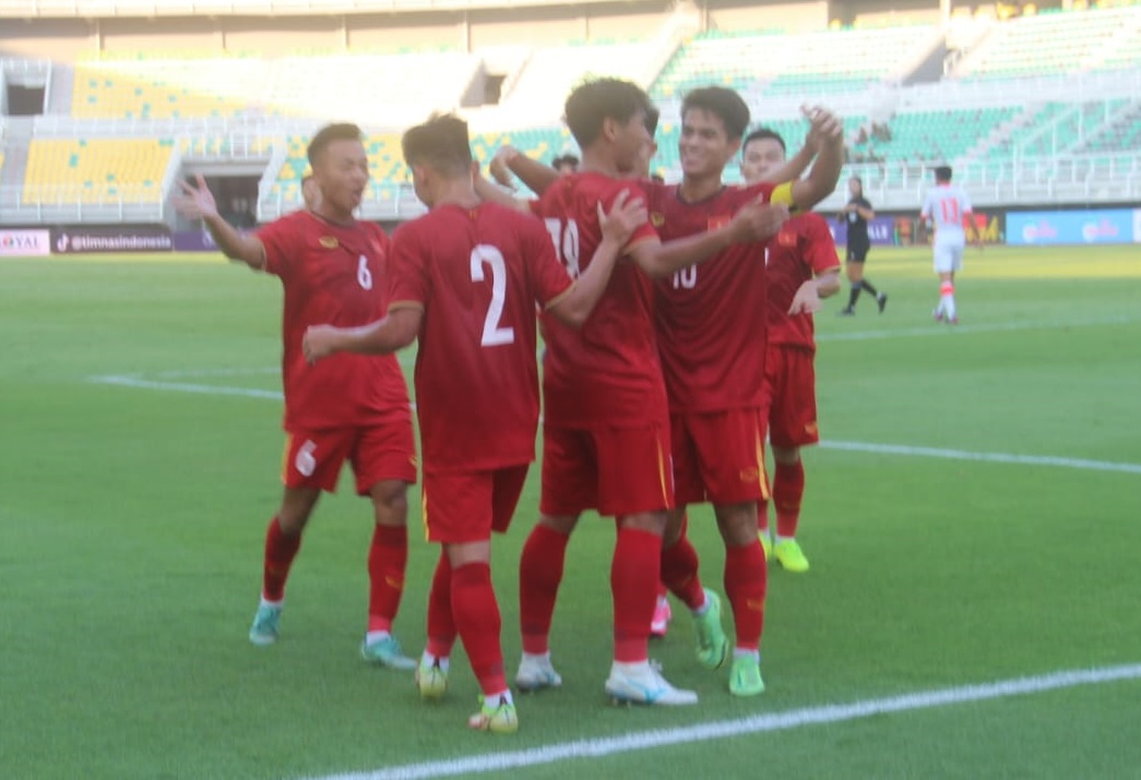 Pemain Vietnam usai mencetak gol di Stadion GBT Surabaya/itong