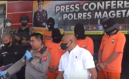 Kapolres Magetan, AKBP Muhammad Ridwan dalam ungkap kasus pupuk palsu/metrotv