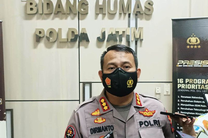 Kabid Humas Polda Jatim Kombes Pol Dirmanto memberi keterangan pers di Mapolda Jatim di Surabaya. ANTARA/Hanif Nashrullah.