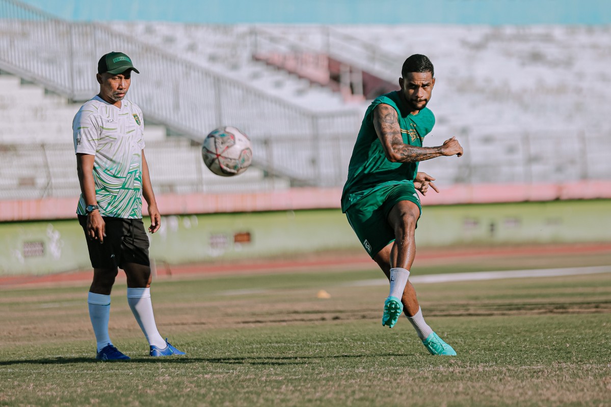 Silvio Junior menjalani latihan shooting/persebaya