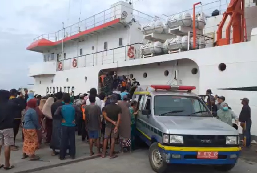 Petugas mengevakuasi korban kebakaran di Kapal Sabuk Nusantara 91/metrotv