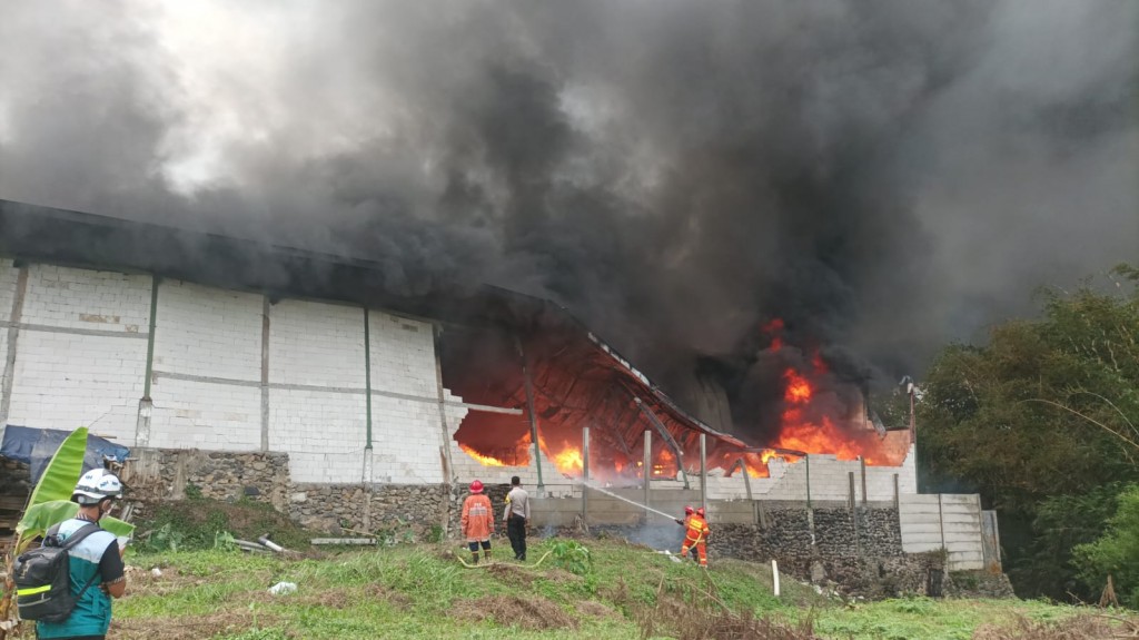 Sebuah pabrik kertas di Pandanlandung, Kecamatan Wagir Kabupaten Malang, Jawa Timur, dilanda kebakaran hebat, Jumat 16 September 2022.