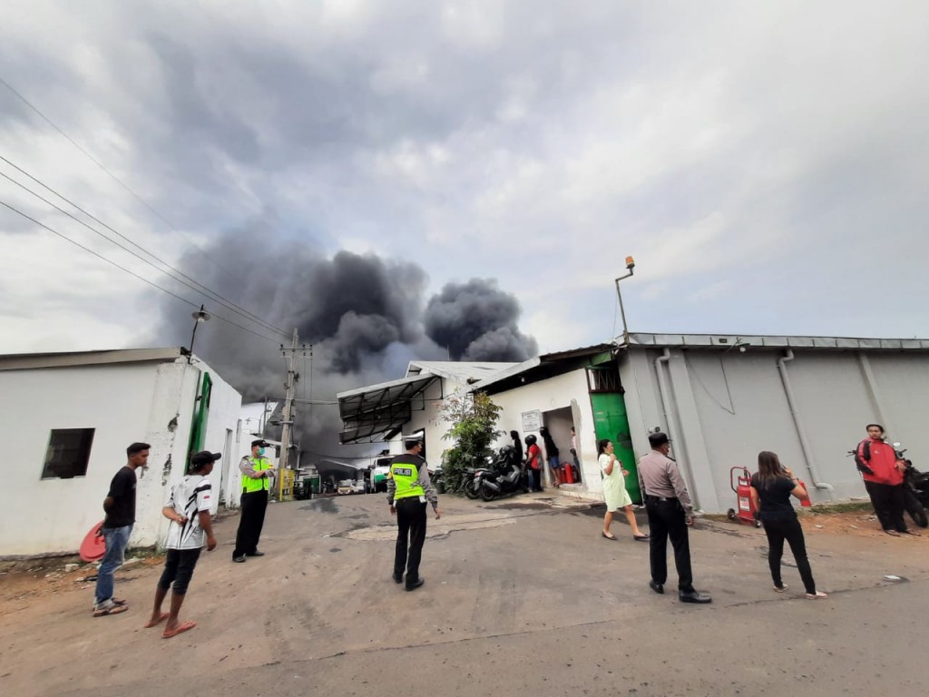 Pabrik kertas di Pandanlandung, Kecamatan Wagir Kabupaten Malang, Jawa Timur, dilanda kebakaran hebat, Jumat 16 September 2022/Dok. Polres Malang.
