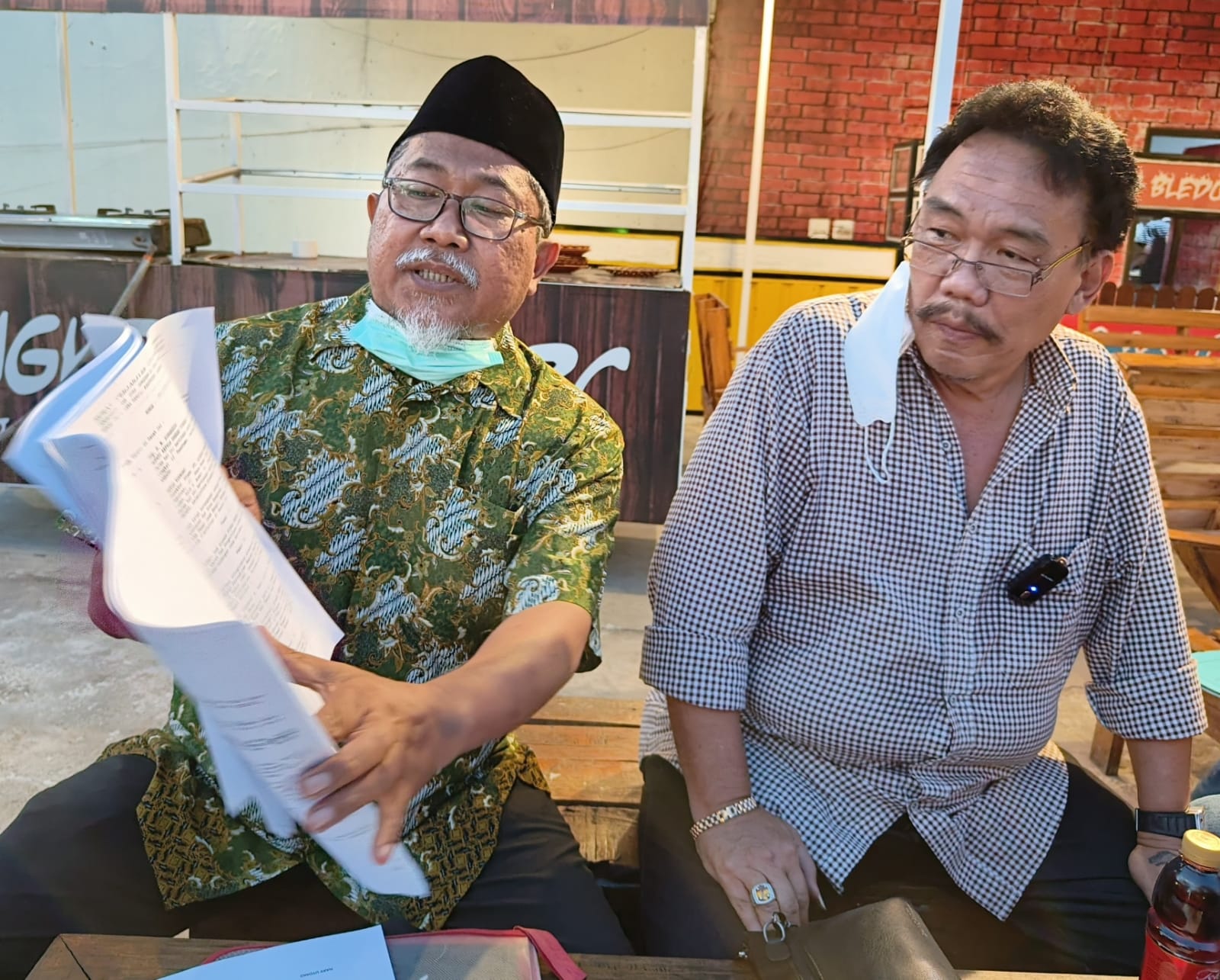Ketua Paguyupan Plaza Bangil lama, Hary Utomo mengaku akan melayangkan gugatan ke Bupati Pasuruan, Irsyad Yusuf (Foto / Istimewa)