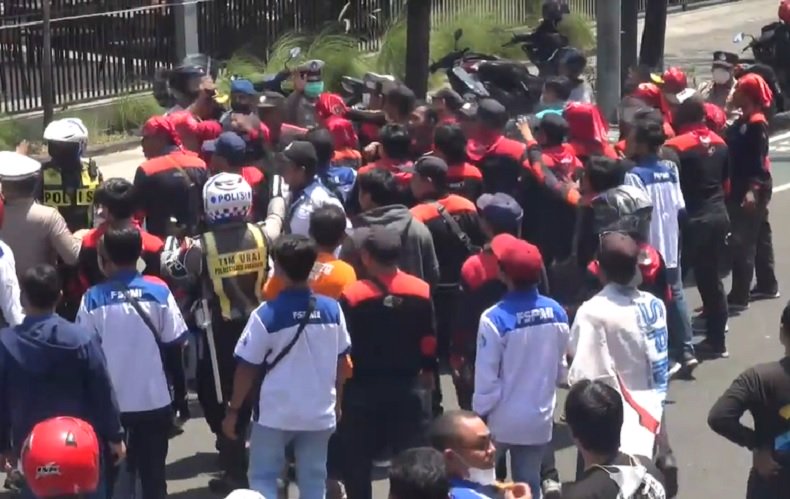 Ribuan Buruh Blokade Jalan Ahmad Yani Surabaya, Lalu Lintas Lumpuh