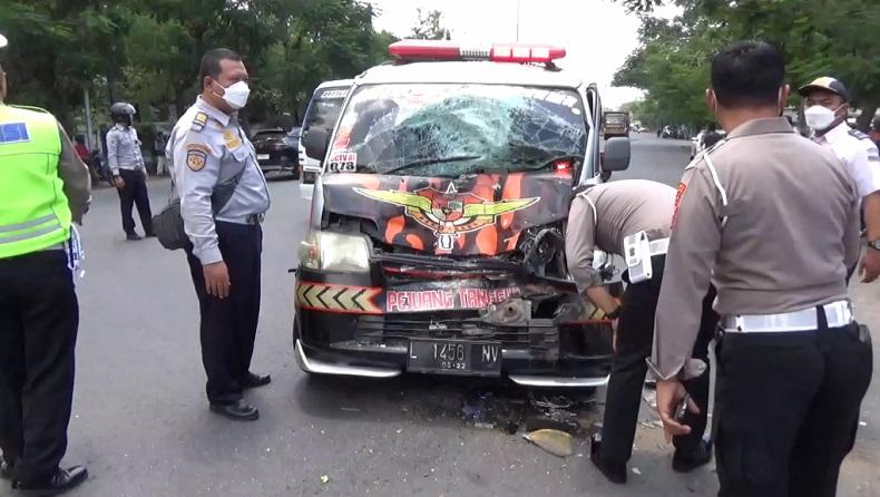 Mobil ambulans bawa jenazah ringsek bagian depan usai dihantam bus rahayu (Foto / Metro TV)