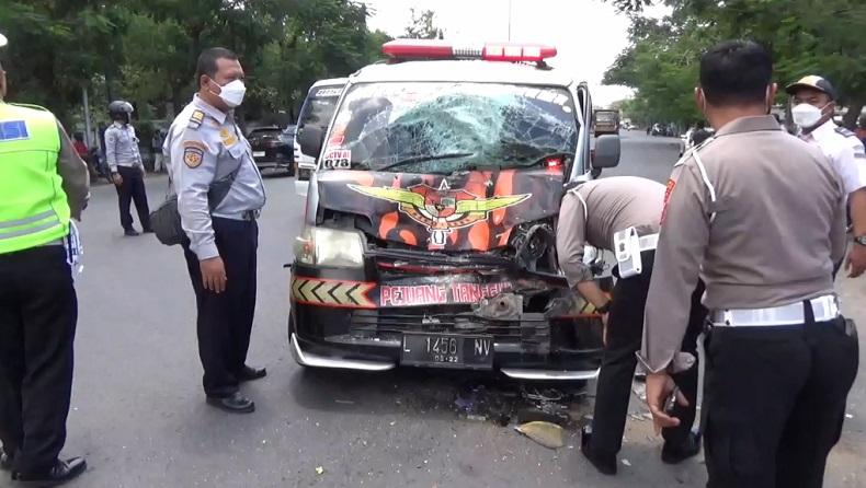 Ambulans Bawa Jenazah Tabrak Bus di Madiun, 6 Penumpang Luka