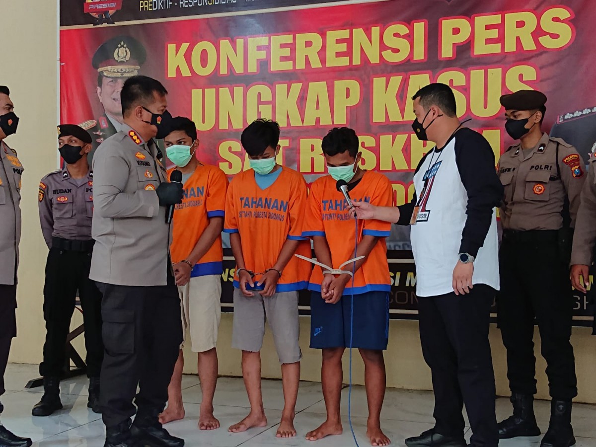 Tiga dari empat pesilat saat dirilis di Mapolres Sidoarjo (Foto / Metro TV)