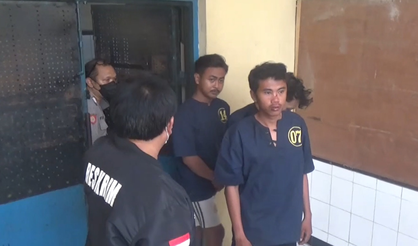 Tiga tersangka pencurian motor digelandang ke Mapolsek Kenjeran Surabaya/metrotv