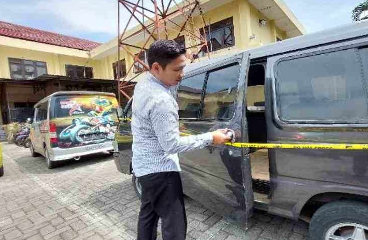Polisi mengamankan dua unit kendaraan yang tangkinya sudah dimodifikasi untuk mengangkut BBM bersubsidi tanpa izin (Foto / Metro TV)