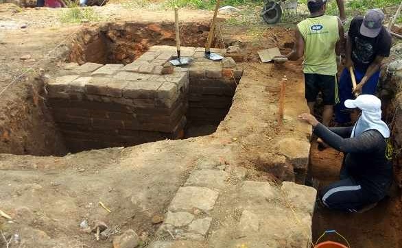 Strukur candi kuno ditemukan oleh tim Balai Pelestarian Cagar Budaya (BPCB) Jawa Timur saat melakukan ekskavasi Situs Mbah Blawu (Foto / Metro TV)