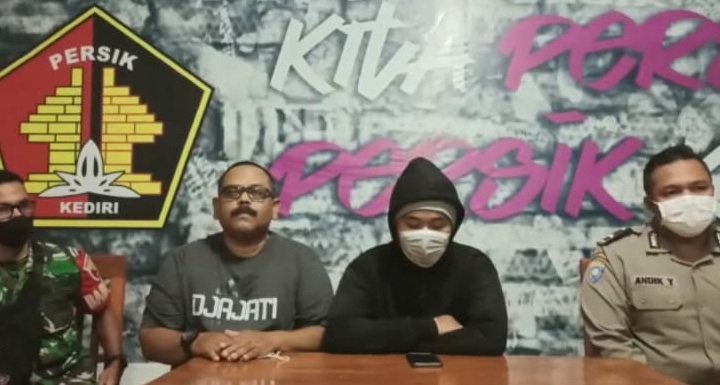 Youtuber Kediri meminta maaf setelah memukul suporter Arema (Foto / Metro TV)