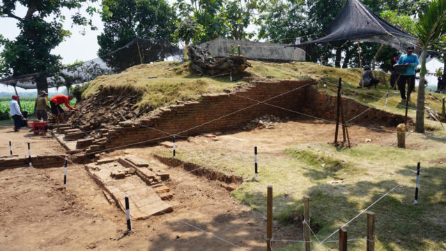 Tim arkeologi Balai Pelestarian Cagar Budaya (BPCB) Jawa Timur akhirnya melakukan ekskavasi tahap pertama situs Watessumpak di Kabupaten Mojokerto (Foto / Metro TV)
