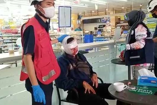 HMR mendapat perawatan setelah dipukul kayu dan kursi (Foto / Metro TV)