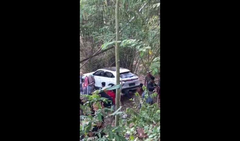 Sopir Ngantuk, HRV Masuk Jurang 30 Meter di Sampang
