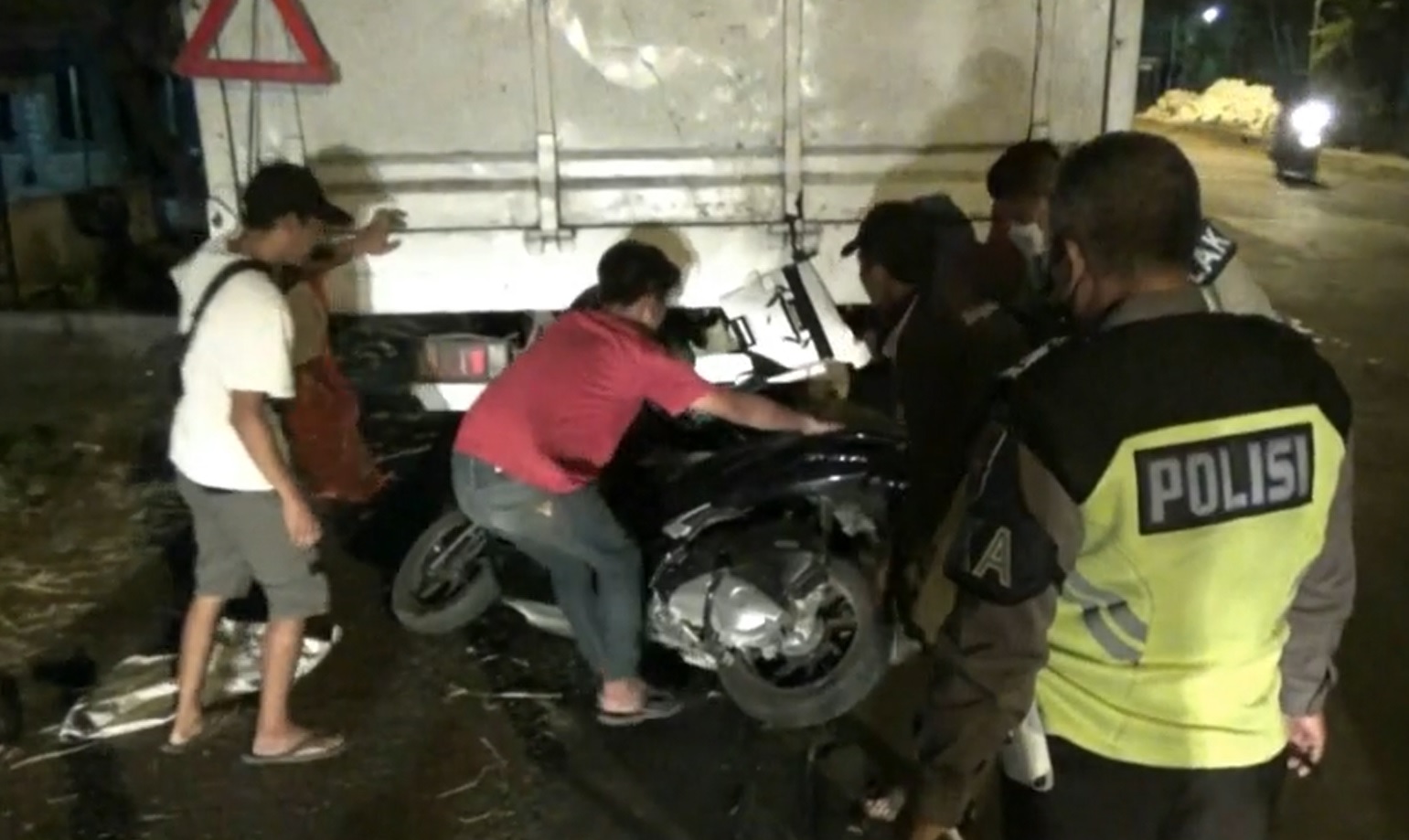 Pria Tuban Tewas Tabrak Truk Mogok