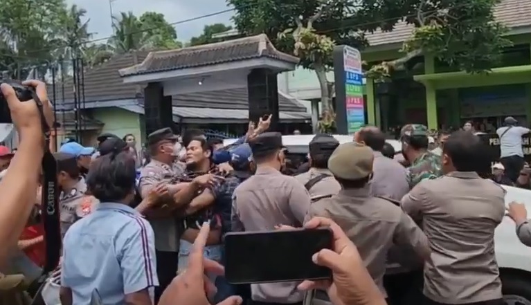 Petugas kepolisian dan TNI melerai kericuhan dalam sidang peninjauan sengketa tanah di Kabupaten Blitar/metrotv 