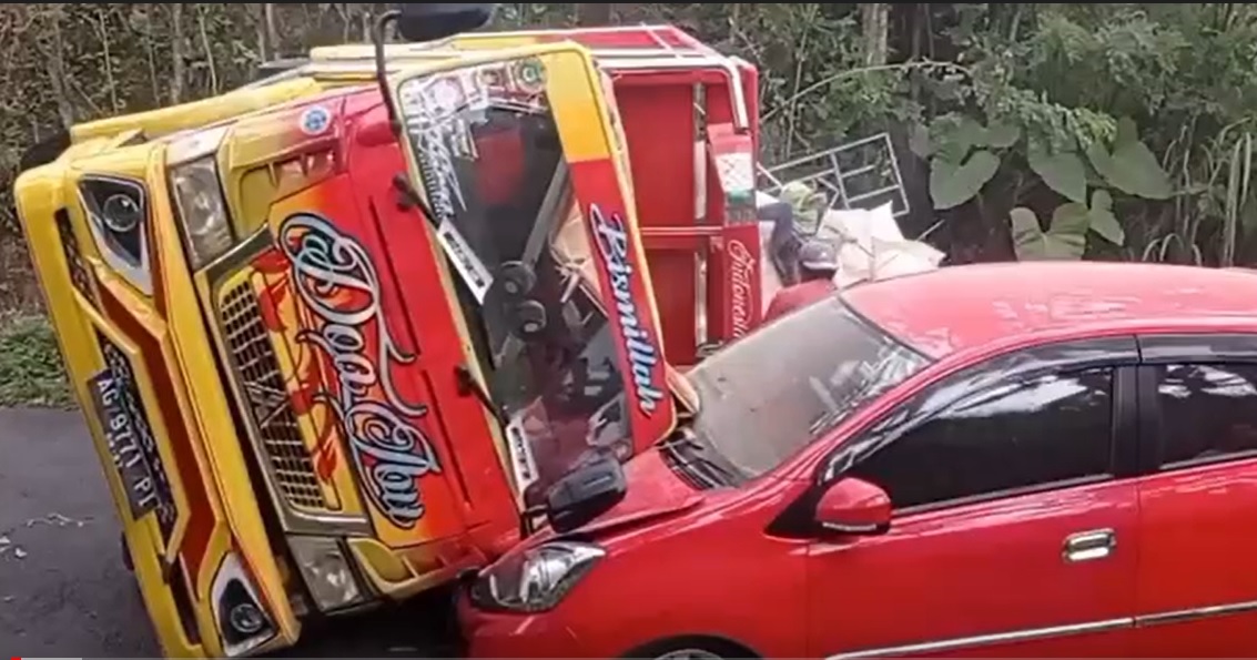 Truk Angkut Pakan Ternak Terguling Timpa Mobil