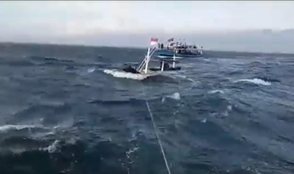 Dihantam Ombak, Kapal Nelayan Penuh Ikan Karam di Perairan Probolinggo