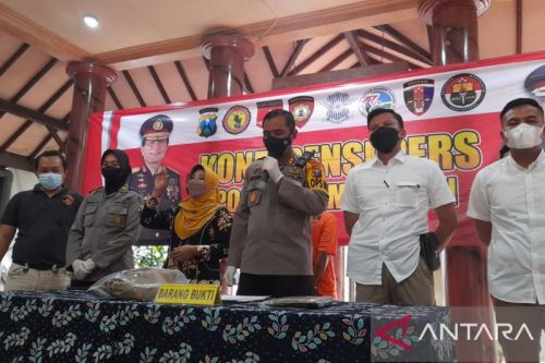 Kapolres Pamekasan, AKBP Rogib Triyanto, merilis hasil penyidikan kasus pembakaran truk pengangkut tembakau Jawa yang terjadi di Pamekasan, Rabu, 21 September 2022. Antara/Abd. Aziz