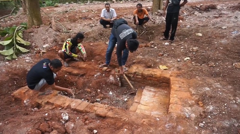 Tungku pembakaran diduga zaman Majapahit ditemukan di sebuah proyek lahan parkir di Desa Gosari, Gresik (Foto / Metro TV)