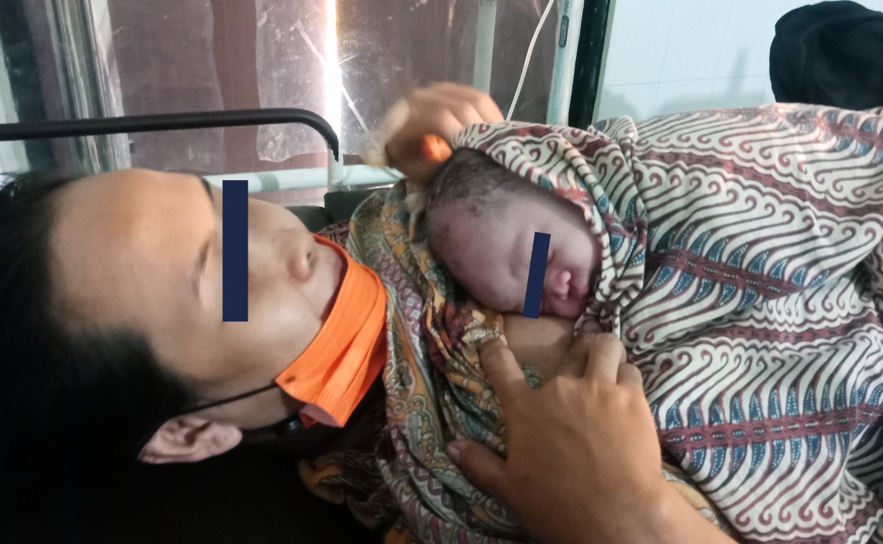 AV melahirkan saat menjalani hukuman di Rutan Perempuan, Surabaya (Foto / Metro TV)