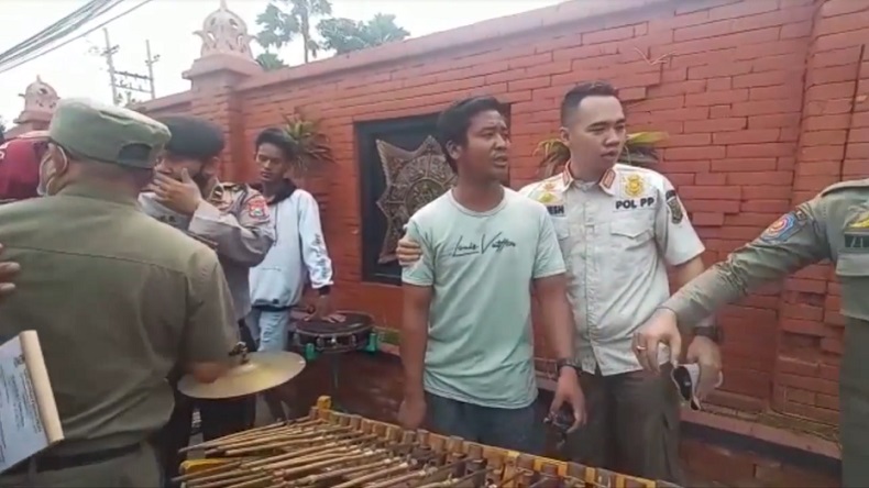 Pengamen di Mojokerto terlibat cek cok dengan Satpol PP lantaran menolak ditertibkan (Foto / Metro TV)