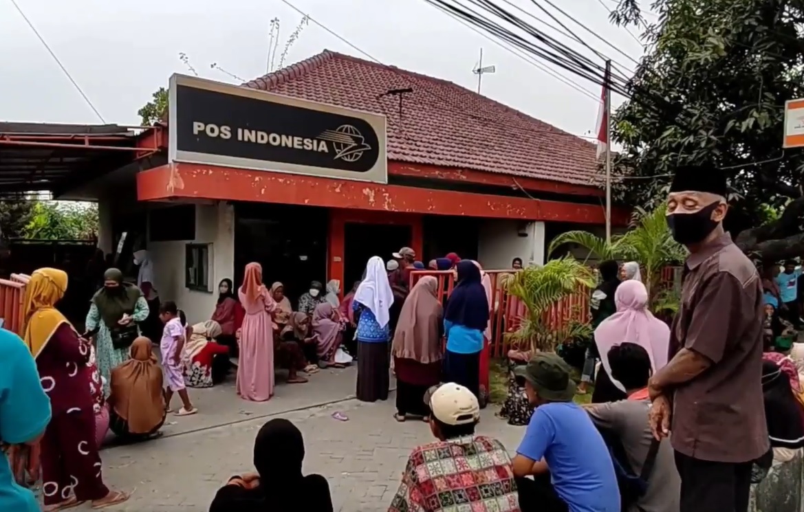 Antrean warga mengambil BLT di Kantor Pos Kantor Pos Kecamatan Sukodadi, Kabupaten Lamongan, Kamis 22 September 2022/metrotv