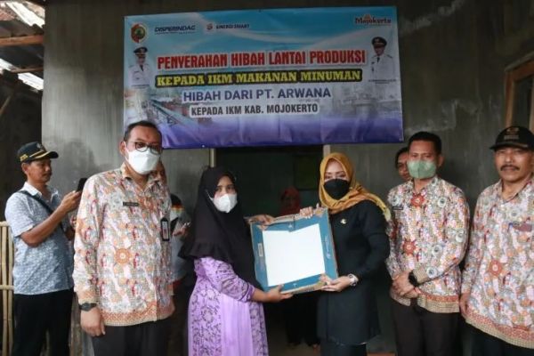 Pemkab Mojokerto Bagikan 1.500 Meter Keramik untuk Industri Kecil 
