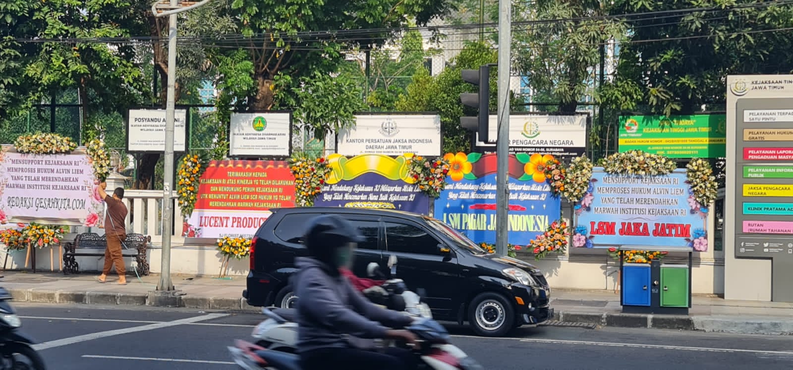 ratusan karangan bunga berjejer di halaman kantor Kejati Jatim dari sejumlah elemen masyarakat sebagai bentuk dukungan langkah hukum terhadap Alvien Lim (Foto / Istimewa)